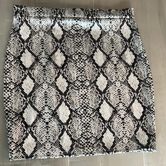 Windsor Snake Print Magazine Mini Skirt Size M NWT - Picture 3 of 6